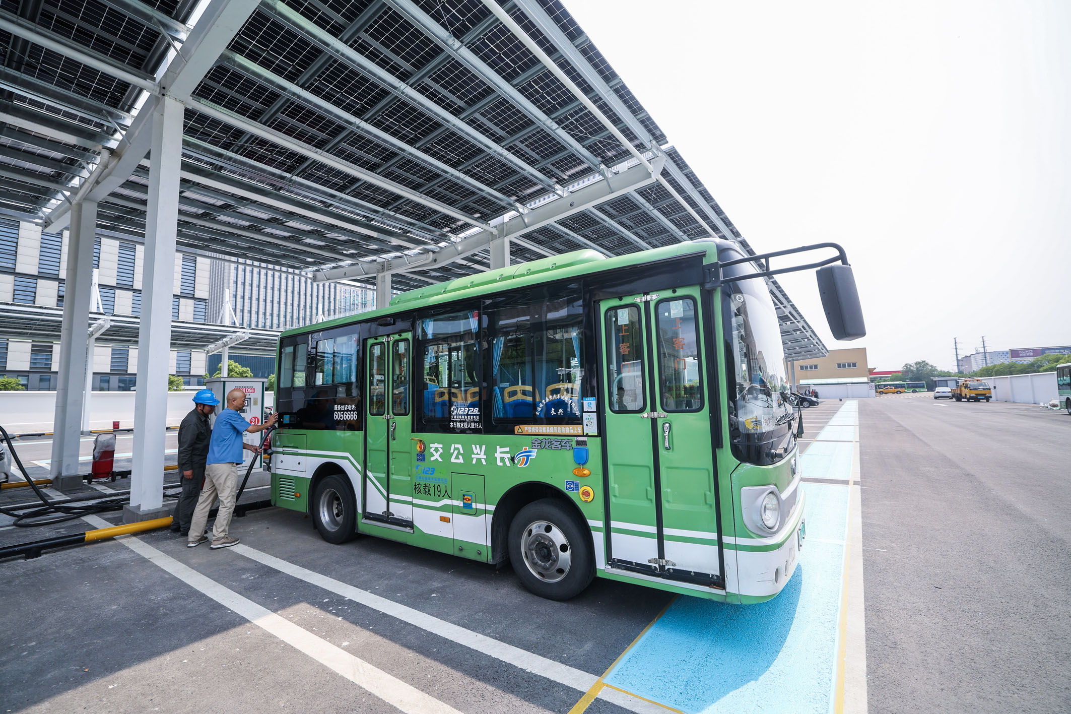 价格三年暴跌近八成储能业联手“反内卷”(图1)