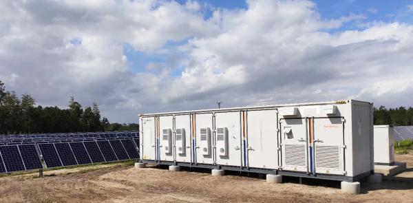 全球首个600Ah+储能大电池项目顺利送电！(图1)