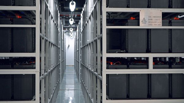 为AI“吞电巨兽”装上高效胃：全球首套“储备一体”系统的绿色革新(图1)