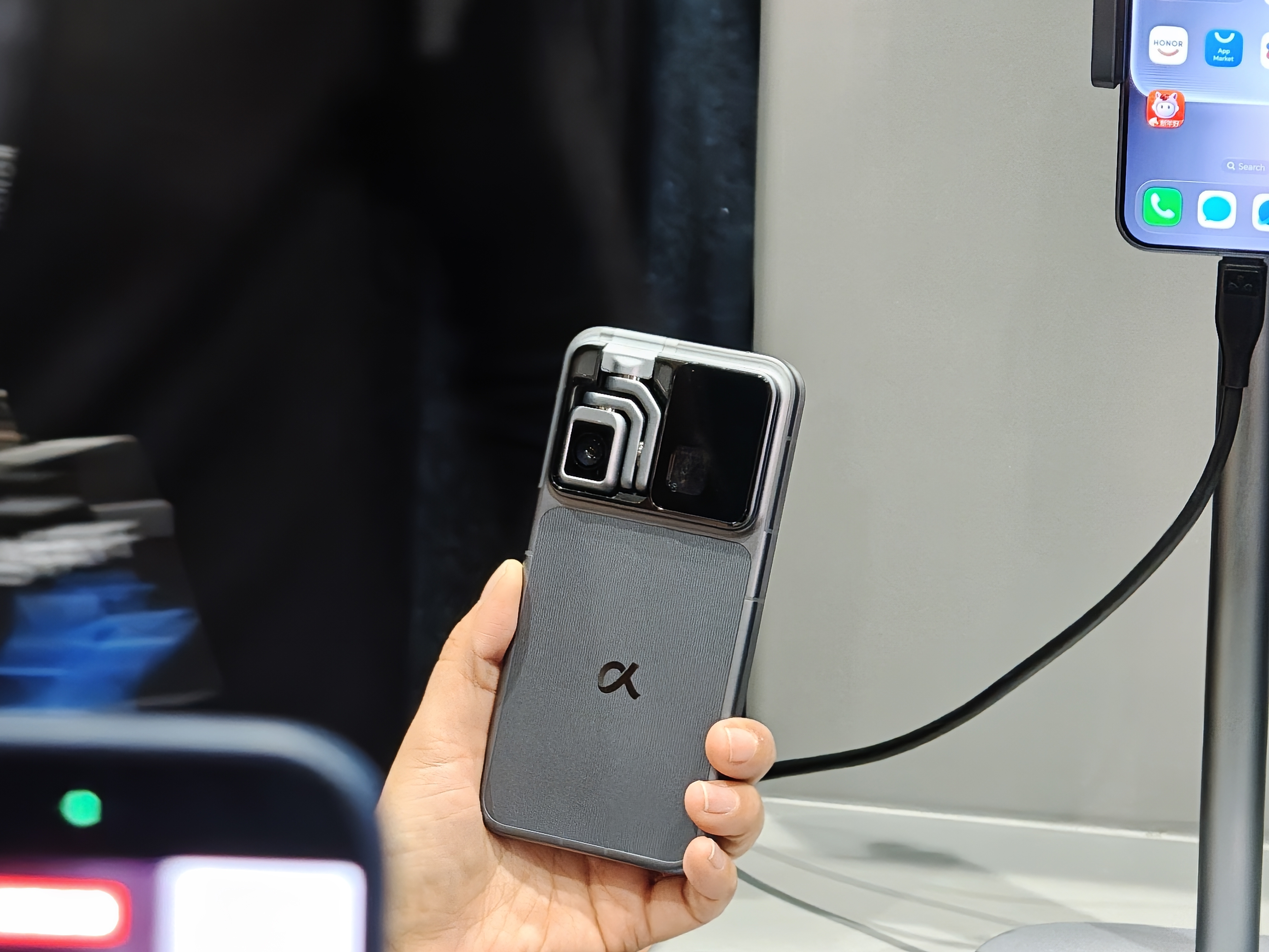MWC26前夜荣耀放大招：ROBOTPhone重新定义了AI手机(图3)