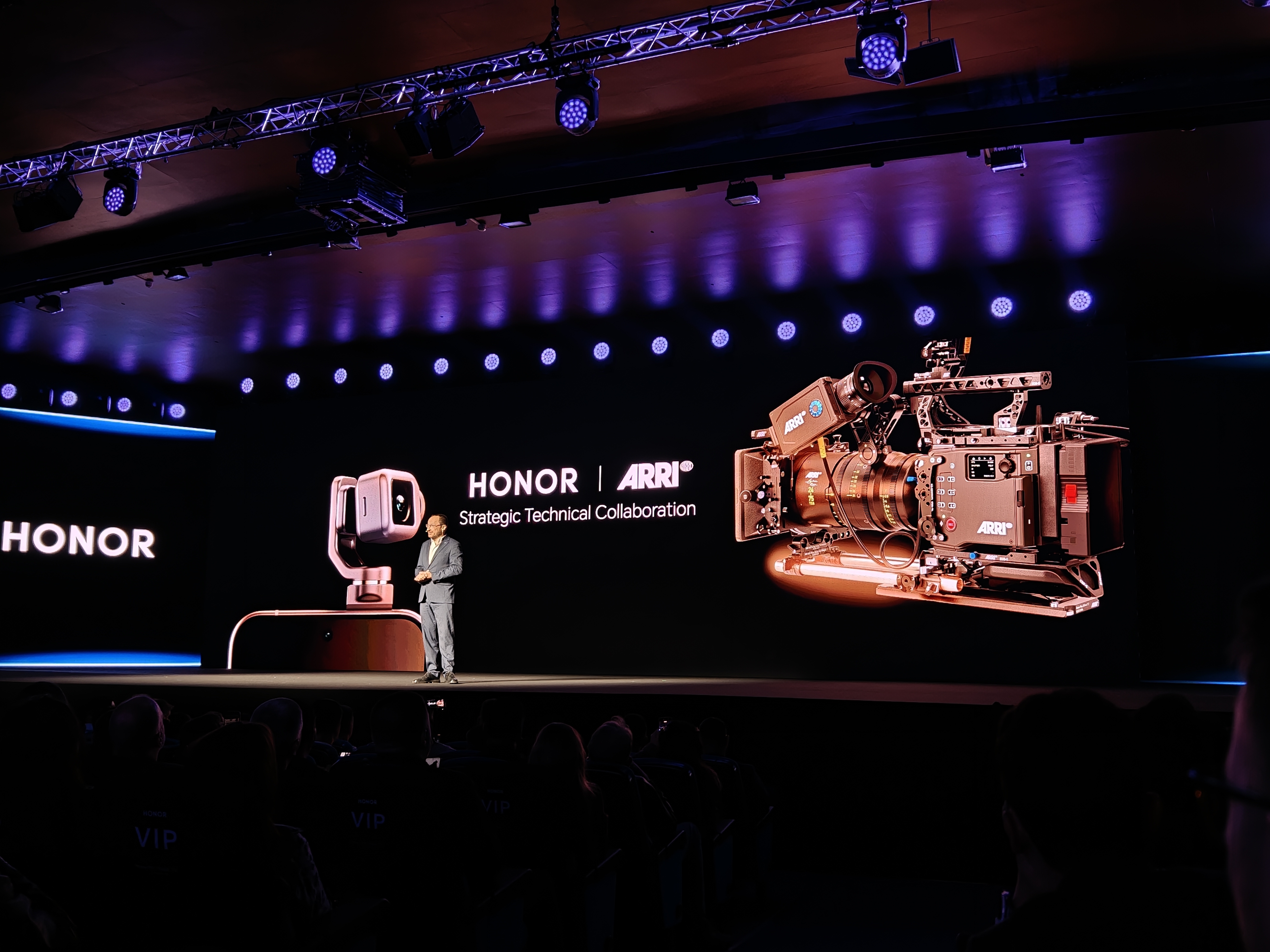 MWC26前夜荣耀放大招：ROBOTPhone重新定义了AI手机(图5)
