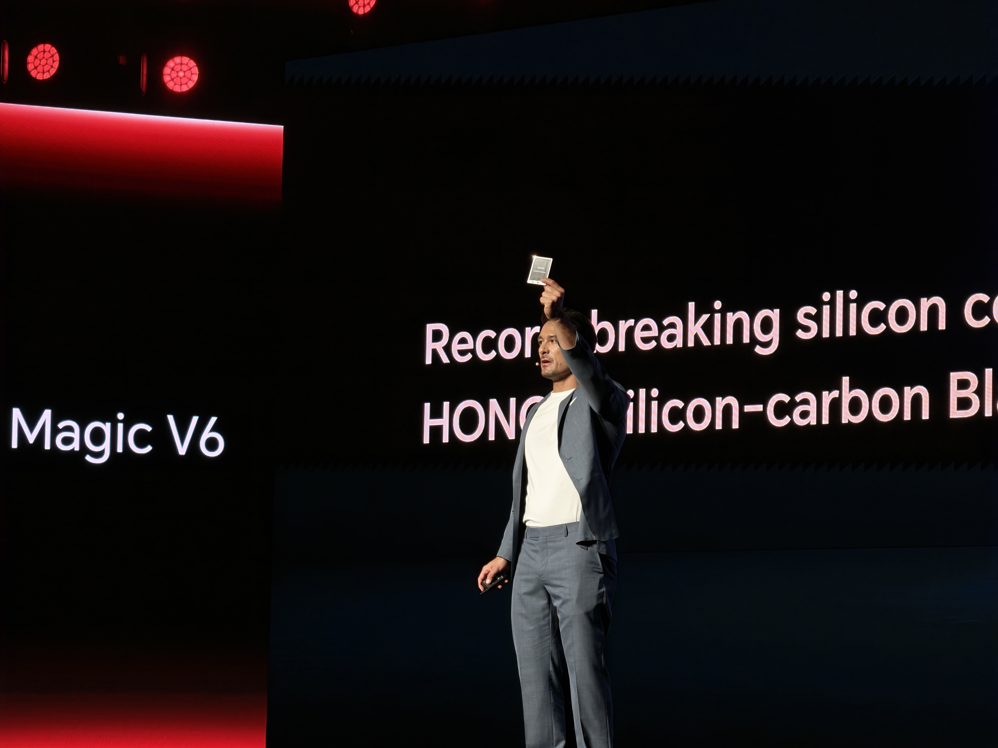 MWC26前夜荣耀放大招：ROBOTPhone重新定义了AI手机(图10)