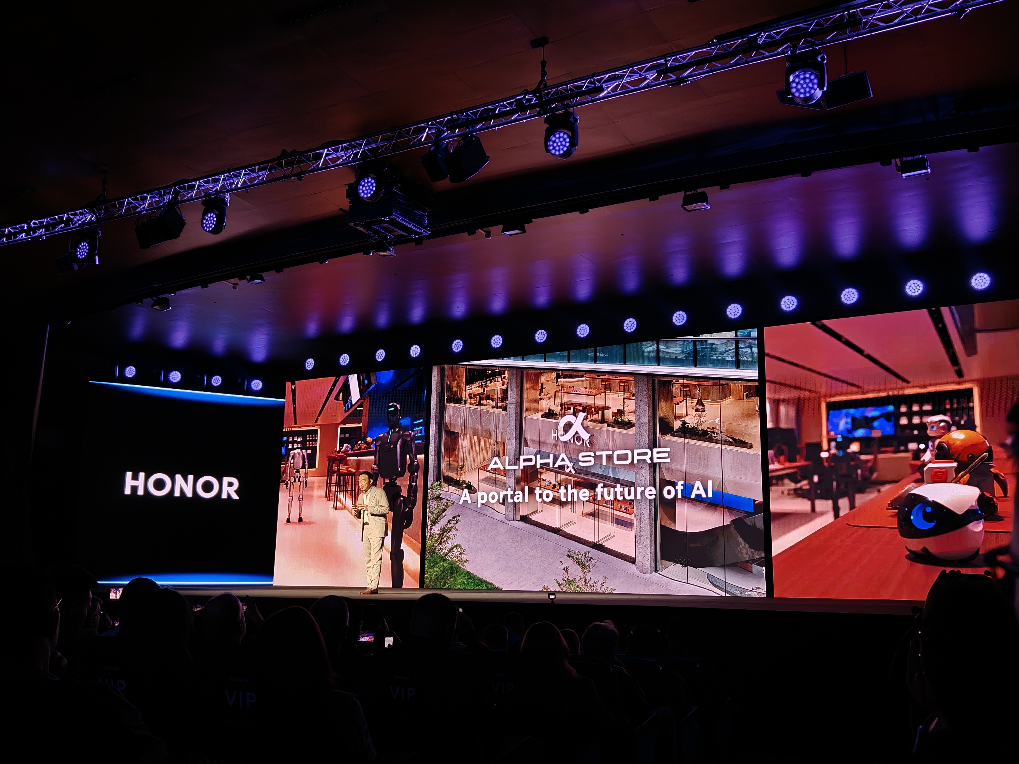 MWC26前夜荣耀放大招：ROBOTPhone重新定义了AI手机(图12)