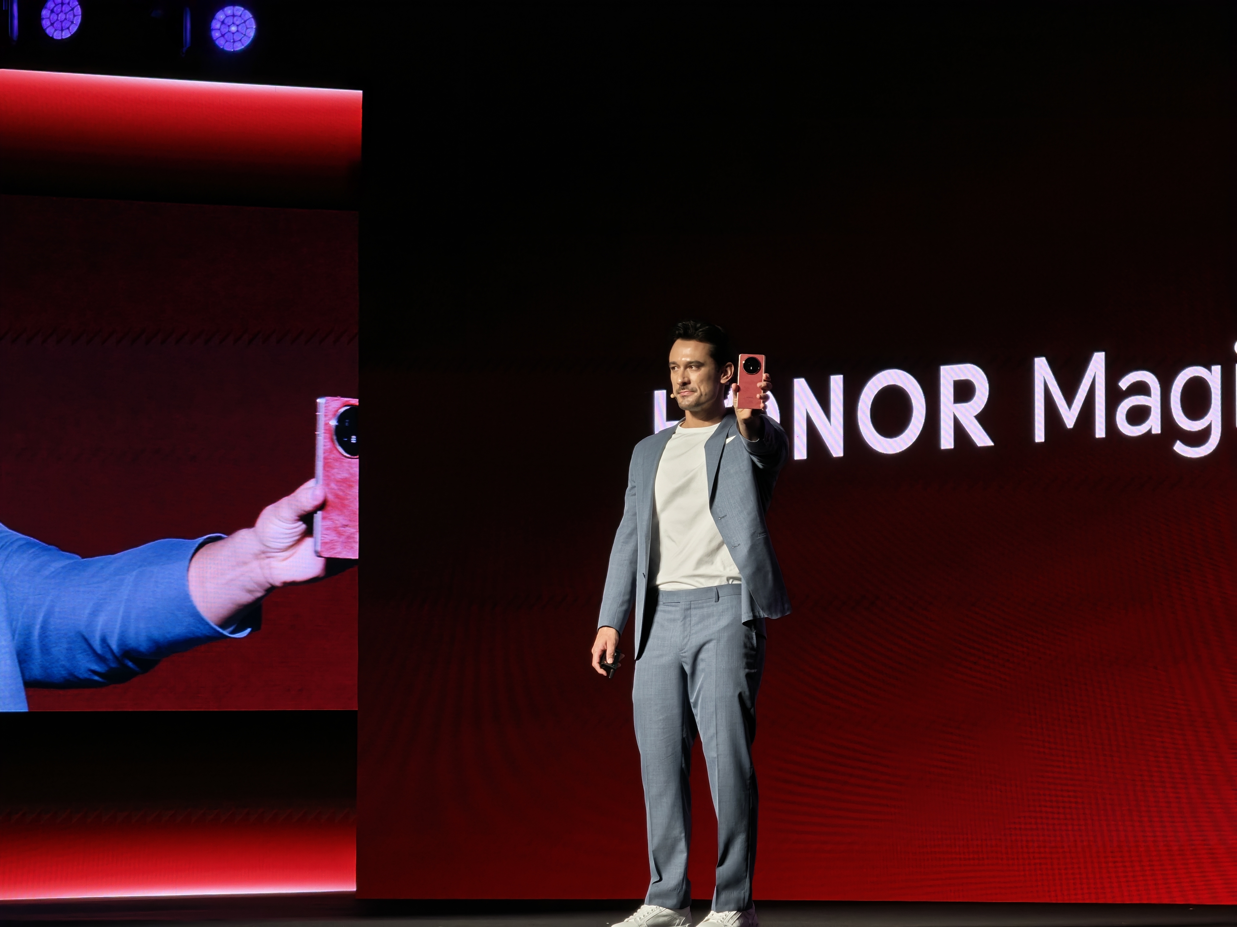 MWC26前夜荣耀放大招：ROBOTPhone重新定义了AI手机(图16)